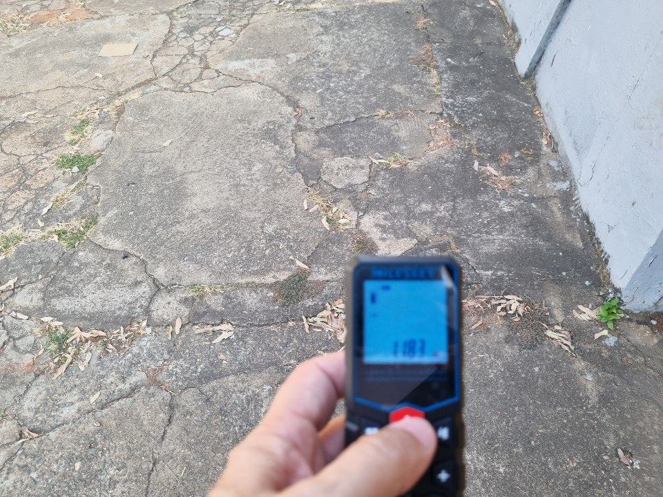 Medi&ccedil;&atilde;o pr&oacute;pria durante a dilig&ecirc;ncia. O que o assistente mede na vistoria &eacute; o que ele ter&aacute; para discutir o laudo depois &mdash; e o que n&atilde;o foi medido ali dificilmente se recupera.