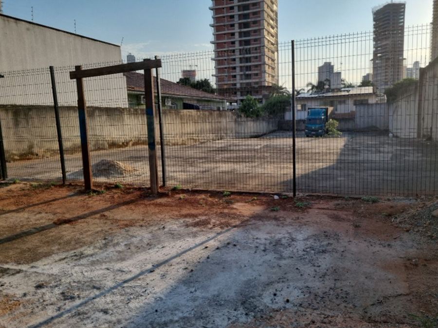 Terreno vago em zona verticalizada. Em casos assim, o m&eacute;todo involutivo &mdash; que parte do empreendimento vi&aacute;vel &mdash; costuma apontar valor bem acima do comparativo direto.