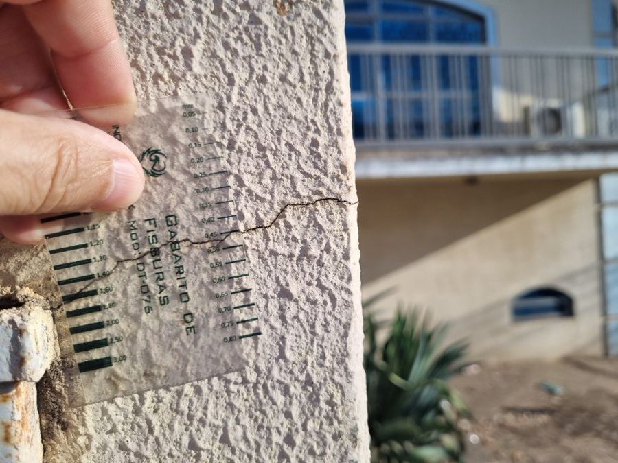 Fissura em revestimento texturado no im&oacute;vel lindeiro: registrada e medida antes do in&iacute;cio da obra, deixa de ser objeto de disputa depois.