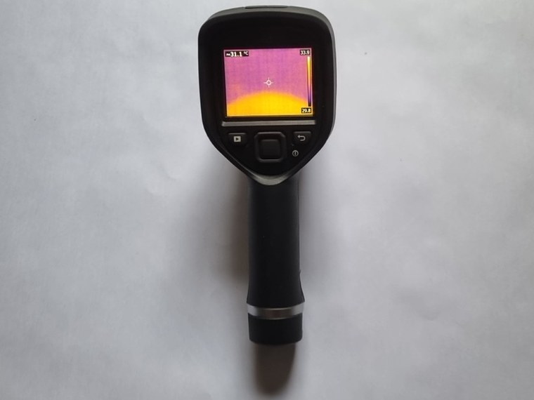 Câmera termográfica FLIR E8xt em leitura de superfície, com a escala e o ponto de medição na tela.