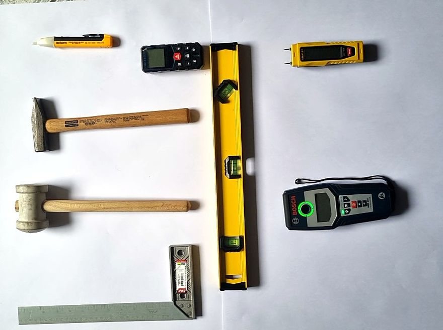 Nível de bolha de 60 cm, esquadro e régua de alumínio, trena a laser, detector de parede, detector de tensão sem contato e medidor de umidade.