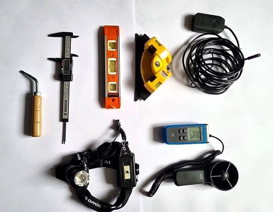 Abre-trinca, paquímetro digital, nível de bolha, nível a laser, endoscópio de cabo longo, lanterna de cabeça e anemômetro com medidor.