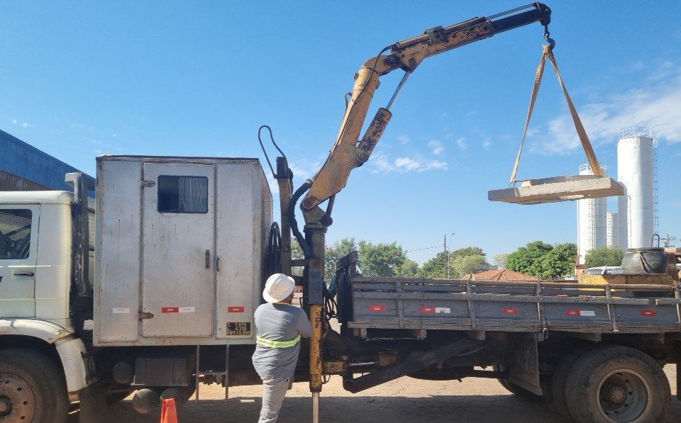 I&ccedil;amento de peça de concreto com caminh&atilde;o munck. Trabalho em altura, carga suspensa e &aacute;rea de risco no mesmo quadro &mdash; tr&ecirc;s enquadramentos normativos distintos.