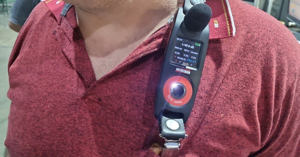 Dos&iacute;metro fixado na zona auditiva do trabalhador durante a jornada real. Medi&ccedil;&atilde;o feita fora dessa posi&ccedil;&atilde;o &eacute; atac&aacute;vel por m&eacute;todo, mesmo que o n&uacute;mero esteja certo.