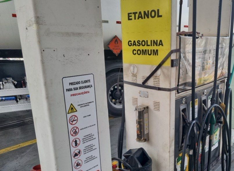 Abastecimento com caminh&atilde;o-tanque em opera&ccedil;&atilde;o. A delimita&ccedil;&atilde;o da &aacute;rea de risco e o tempo de perman&ecirc;ncia nela s&atilde;o o que separa o adicional devido do indevido.