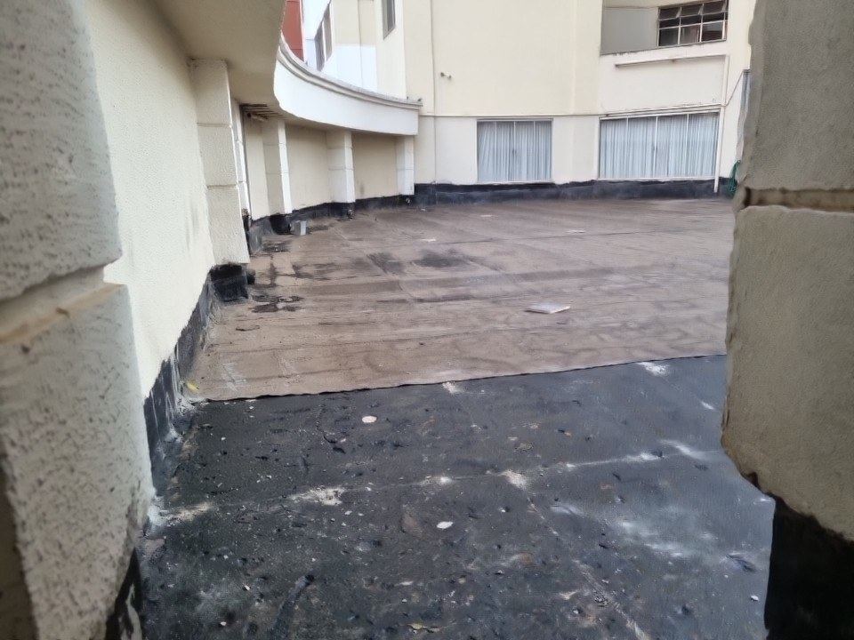Impermeabiliza&ccedil;&atilde;o de terra&ccedil;o com manta exposta e empo&ccedil;amento. &Eacute; o tipo de anomalia que se degrada em sil&ecirc;ncio at&eacute; aparecer no teto da unidade de baixo.