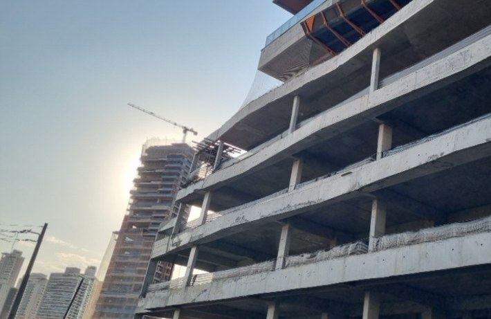 Superestrutura conclu&iacute;da e obra vizinha em anda&shy;mento. Medir percentual executado exige percorrer a obra etapa por etapa, com o mesmo crit&eacute;rio da planilha contratual.