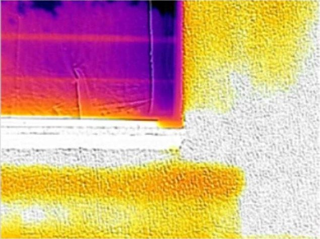 Ensaio termográfico sobre o vão de uma janela: o contraste de temperatura revela a presença ou a ausência de contraverga sem quebrar o revestimento.